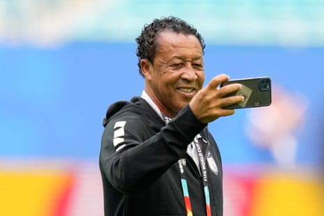 Bubista takes a picture with his phone.