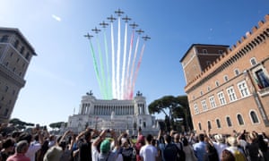 Avión de la fuerza aérea italiana sobre Roma el día de la República. El aniversario marca la fundación de la República Italiana en 1946.