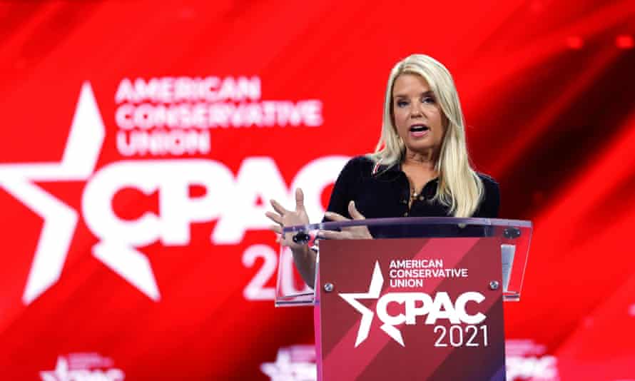 Pam Bondi habla en CPAC en Orlando, Florida, el 26 de febrero.