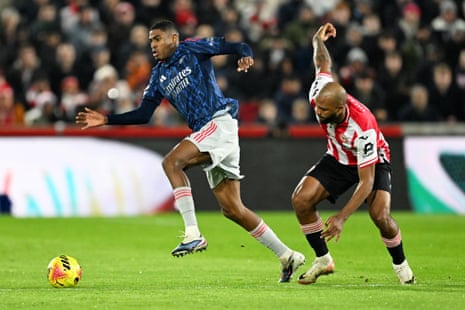 Cristhian Mosquera gets away from Igor Thiago.