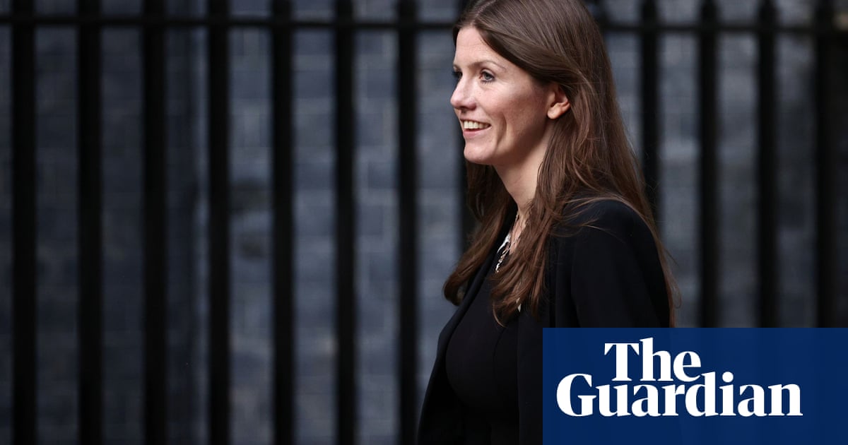English universities risk breaking law over offer withdrawals, say ministers