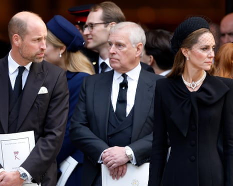 Prominente und Persönlichkeiten des öffentlichen Lebens gefilmt“ /><p>Die Leichtigkeit, mit der diese privaten Interaktionen offengelegt werden können, hat Bedenken hinsichtlich der Erosion der Privatsphäre von Prominenten geweckt. Berater raten ihren prominenten Kunden jetzt, „<strong>davon auszugehen, dass die Kameras immer laufen</strong> und auf ihre Worte zu achten, selbst in scheinbar intimen Momenten.</p><p>Dieser Trend verdeutlicht das empfindliche Gleichgewicht zwischen öffentlichem Interesse und Privatsphäre im digitalen Zeitalter. Da die Technologie des <strong>Lippenlesens</strong> immer weiter voranschreitet, wird die Fähigkeit von Prominenten und Persönlichkeiten des öffentlichen Lebens, ihr Image zu kontrollieren und ein Gefühl der Privatsphäre zu bewahren, wie nie zuvor herausgefordert.</p><img src=