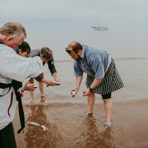 Charlie Hodson shows how to fillet seabass in the open.