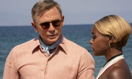 Daniel Craig, à gauche, et Janelle Monáe dans Glass Onion: A Knives Out Mystery de Rian Johnson.