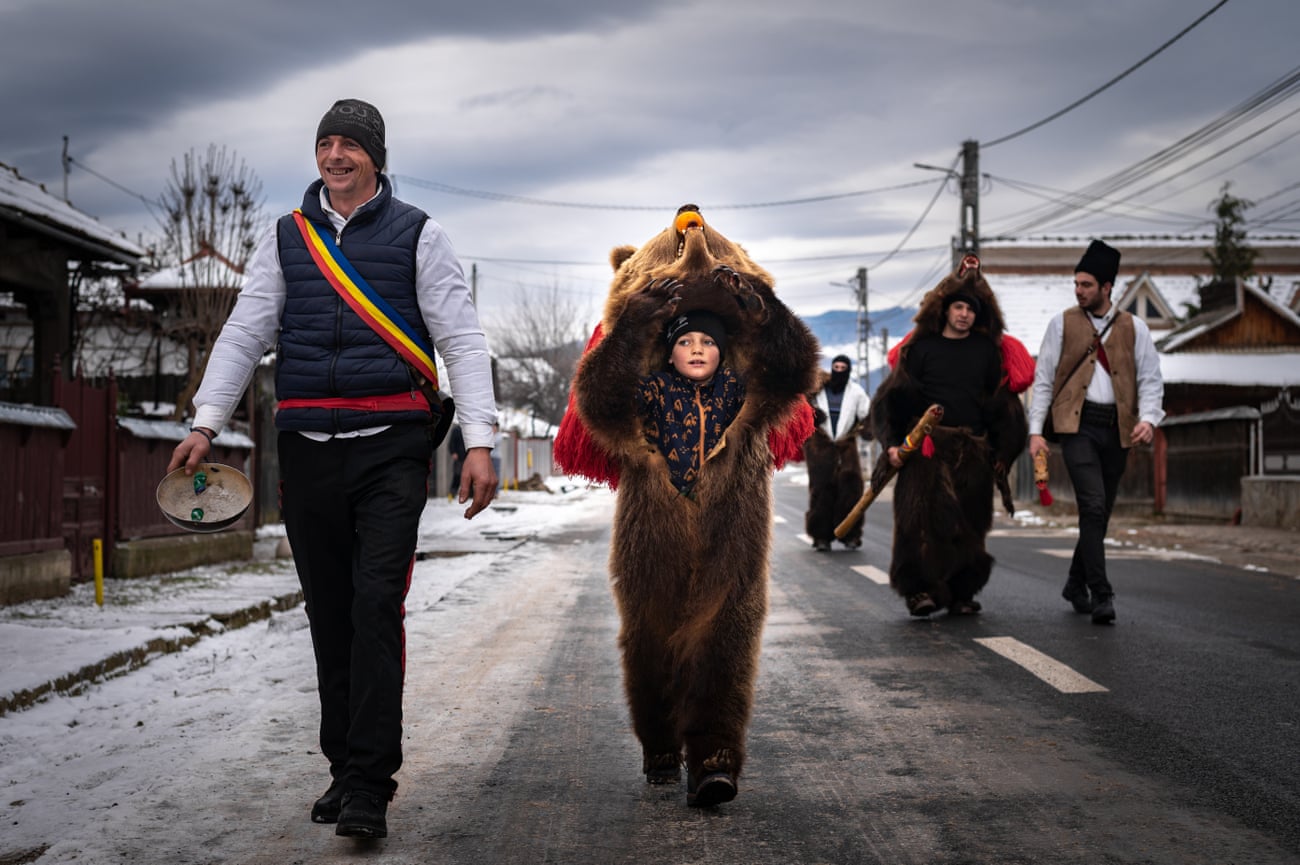 În unele regiuni, românii îl laudă pe urs în timpul tradițiilor de iarnă.