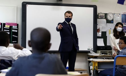 Emmanuel Macron wearing mask in class