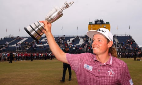 Cameron Smith holds the Claret Jug aloft on the 18th green at St Andrews.