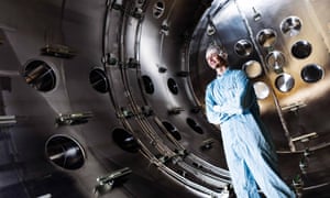 Liam, un técnico eléctrico en RAL espacio.