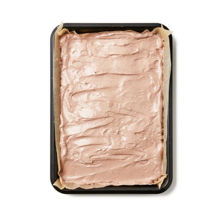 Déposez la meringue sur la plaque chemisée en une seule couche et lissez délicatement le dessus, pour l'égaliser, en gardant le plus d'air possible.