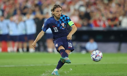 Luka Modric dari Kroasia mencetak penalti melawan Spanyol