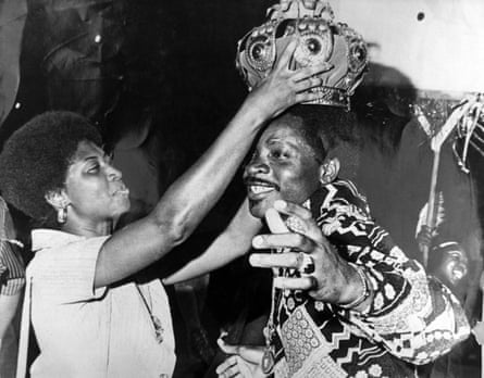 Mighty Sparrow being presented with a crown.
