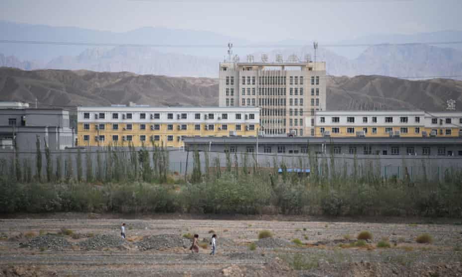 Si ritiene che il Centro di servizi di formazione per l'istruzione professionale di Artux City a nord di Kashgar, nello Xinjiang, sia una struttura di rieducazione.