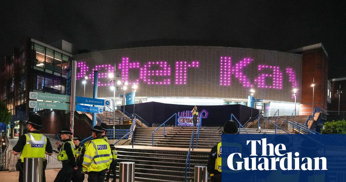 Hombre acusado por falsa alarma de bomba después de evacuación del show de Peter Kay