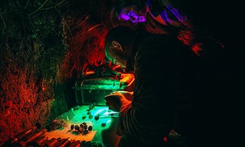 A night with the drone squad targeting Russian forces in micro battles (theguardian.com)