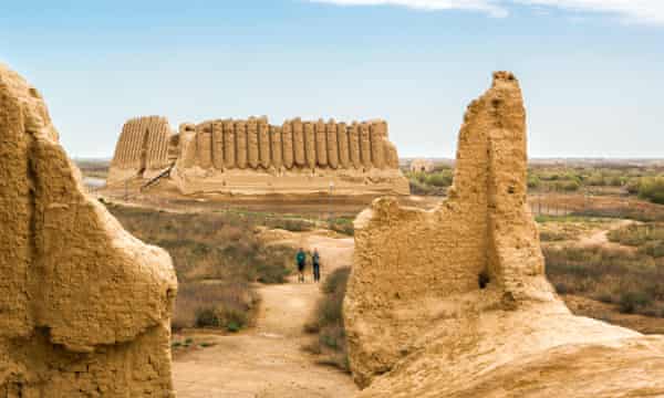 Asia, Turkmenistan, Merv, Tourists walking near Great Kyz Qala