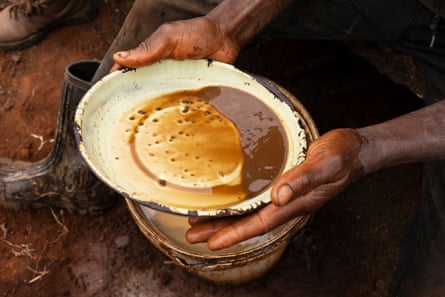 Um mineiro garimpa ouro. 'Estamos com fome, não há empregos': a desesperada corrida do ouro em um município sul-africano