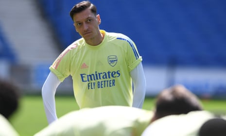 Mesut Özil said he will decide when he leaves Arsenal and that he intends to fight for a place in the team.
