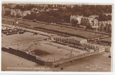 Aerial image of the lido in 1939, filled with people