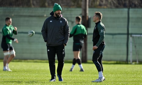 Ireland head coach Andy Farrell speaks with Michael Lowry during a training session