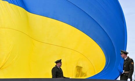 Ukrainian flag, servicemen