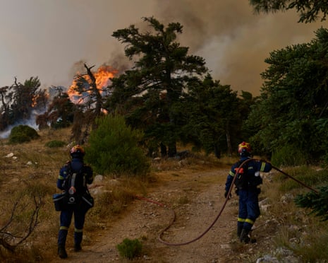 Πυροσβέστες επιχειρούν στο όρος Κιθαιρώνα κοντά στο Πόρτο Γερμενό, βορειοδυτικά της Αθήνας, Ελλάδα.
