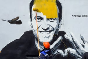 A idiosyncratic    paints implicit    the representation  of jailed Kremlin professional  Alexei Navalny successful  Saint Petersburg