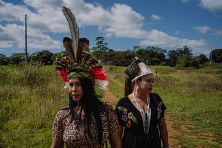 آنا باولا وإليزانجيلا مورايس سواريس، من مجتمع التوبينيكوينز الأصليين، بالملابس التقليدية