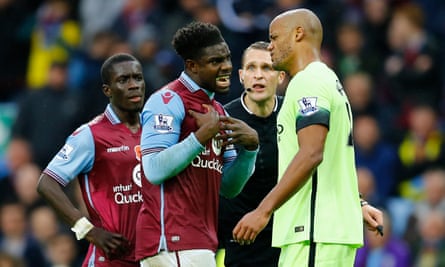 Aston Villas Micah Richards møter Manchester Citys Vincent Kompany i 2015
