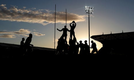 Players contest a line out in the Gallagher Premiership