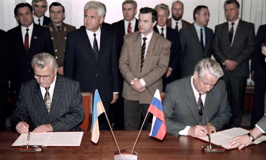 Leonid Kravchuk, left, and Boris Yeltsin signing an economic agreement in 1991.