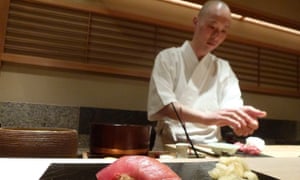 Hiroyuki Sato preparing sushi at Tokami