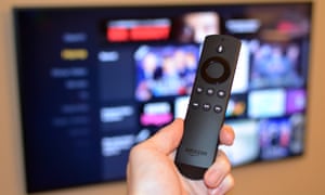 Amazon Fire 4K à distance devant l'écran