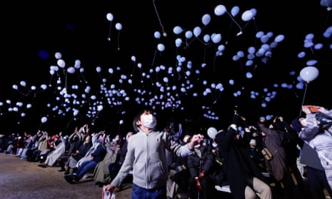 Las personas sueltan globos mientras participan en las celebraciones de año nuevo en Tokio
