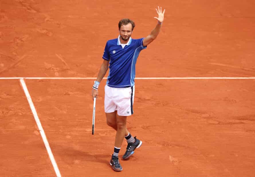 Daniil Medvedev saluda a la multitud després de derrotar Facundo Bagnis.