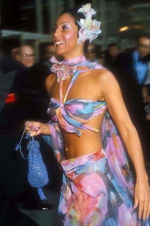 Attending the Oscars in 1974 in a chiffon bra top and sarong skirt by Bob Mackie, inspired by his former boss, Edith Head’s costumes for Dorothy Lamour.