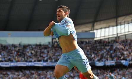 Sergio Agüero mulai melepas bajunya setelah mencetak gol yang memenangkan gelar Liga Premier Manchester City pada tahun 2012