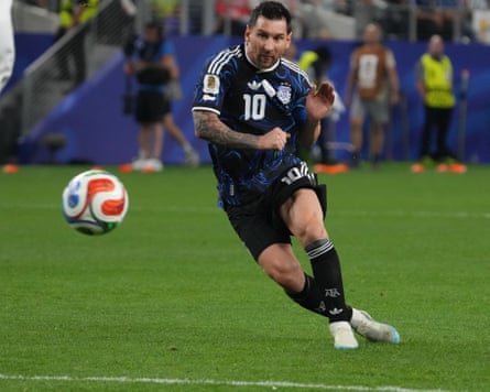 Lionel Messi scores.