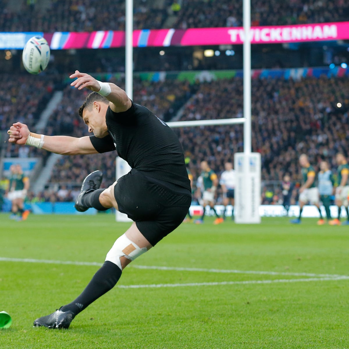 Dan Carter reigns supreme in his element as New Zealand keep cool