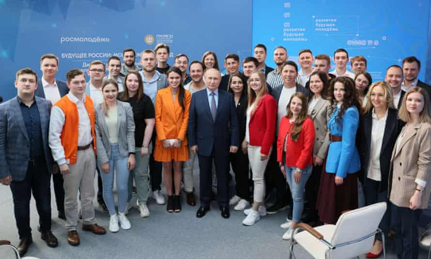 Russia-Ukraine war latest: fierce fighting in Sievierodonetsk; UK ‘deeply concerned’ by death sentences for Britons in Donetsk – live | World news 7 Russia’s President Vladimir Putin poses for a picture with Russian young entrepreneurs and specialists during a meeting ahead of the St. Petersburg International Economic Forum in Moscow, Russia June 9, 2022.