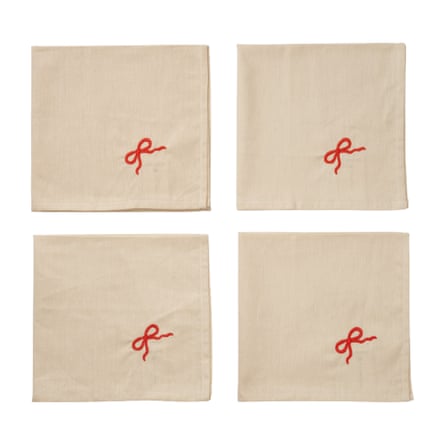 Four napkins with bow insignia