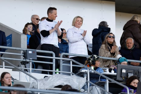 رئيسة أيسلندا هالا توماسدوتير، في الوسط، تهتف إلى جانبها.