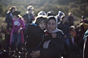 مصور يرصد مجموعة لقطات تحكي قصصًا مثيرة وراء اللاجئين