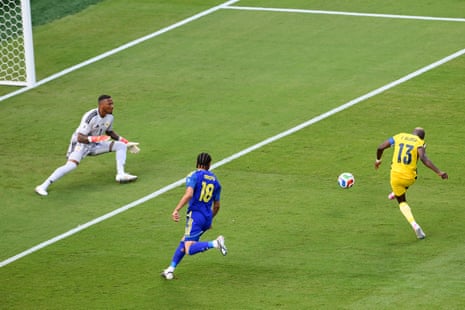Enner Valencia shoots at the goalkeeper