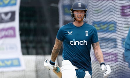 Ben Stokes beralih lagi ke Jimmy Anderson saat Inggris berusaha menyamakan kedudukan di Manchester.
