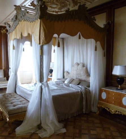 A bed in the palace.