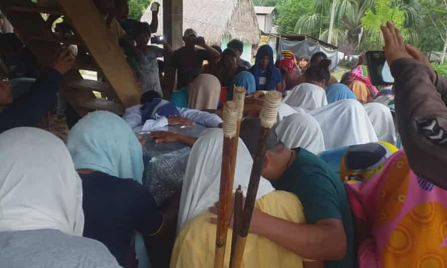 El funeral del hombre de Cacataibo, Herasmo García, en su aldea en la región de Huánuco, en la Amazonía central de Perú.