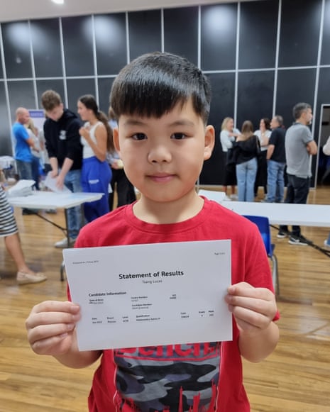  Lucas Tsang holding his certificate