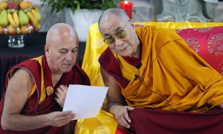2008 年，里卡德在巴黎为达赖喇嘛做翻译。