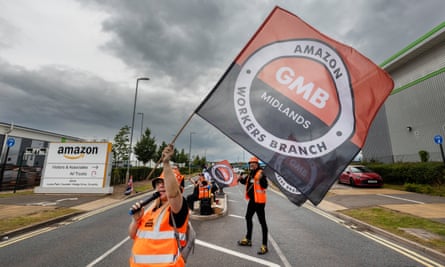 GMB staff campaign for union recognition outside the Amazon warehouse in Coventry.