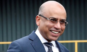Sanjeev Gupta از شرکت Liberty Steel در سال 2016 در خارج از کارخانه پردازش فولاد Liberty این شرکت در Dalzell ، اسکاتلند لبخند می زند.